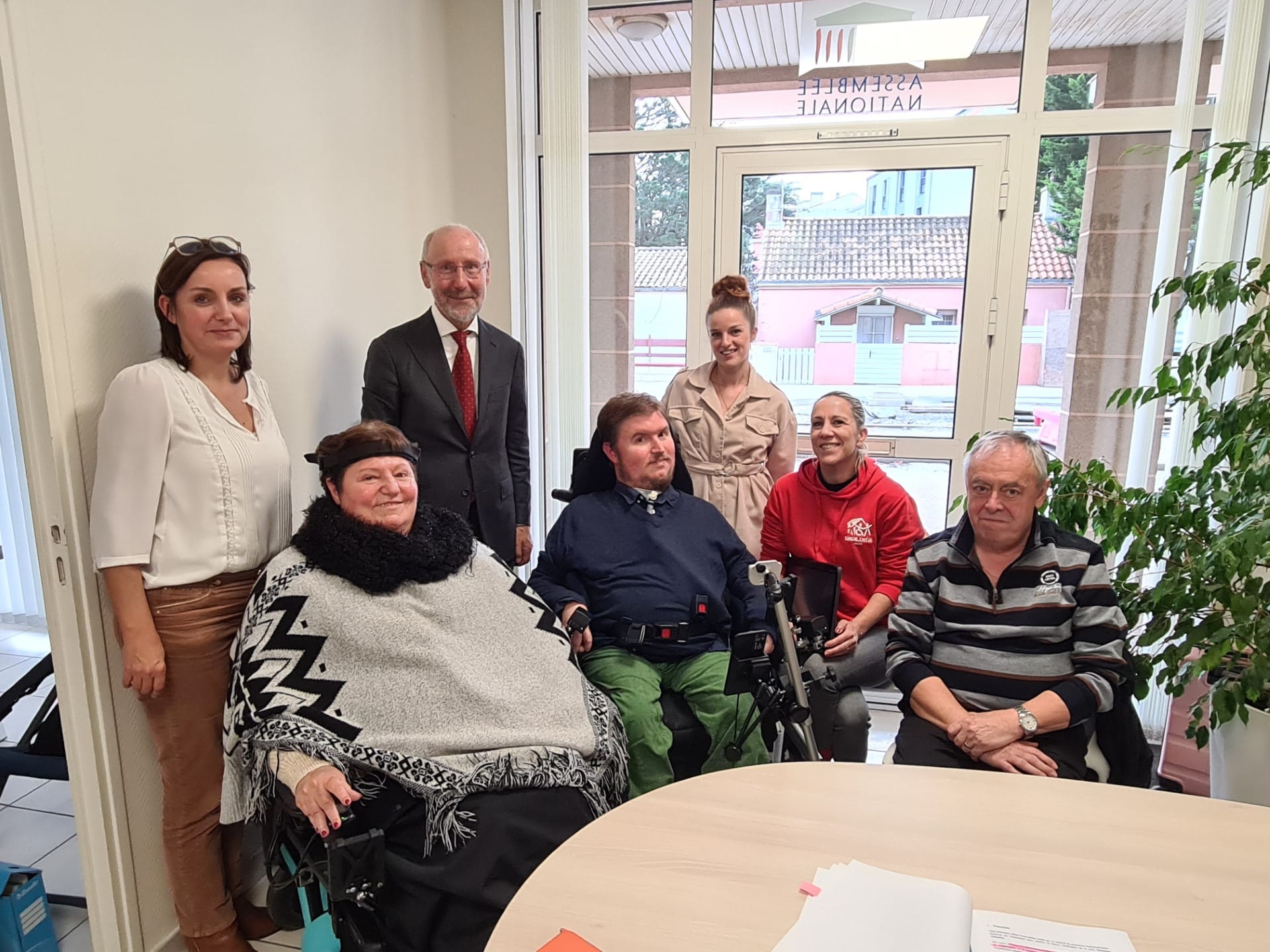 Le Collectif Trach'La Vie avec M. Haury, Député de Loire-Atlantique, Mme Pacreau, sa suppléante, le 1er décembre 2023, bureau de la permanence à St Brévin.